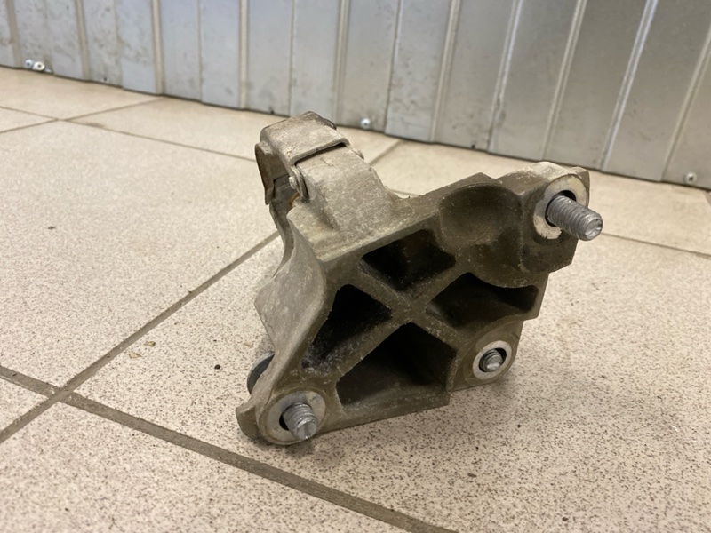 Кронштейн переднего бампера