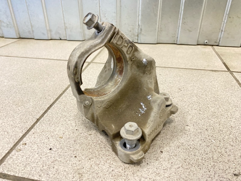 Кронштейн переднего бампера