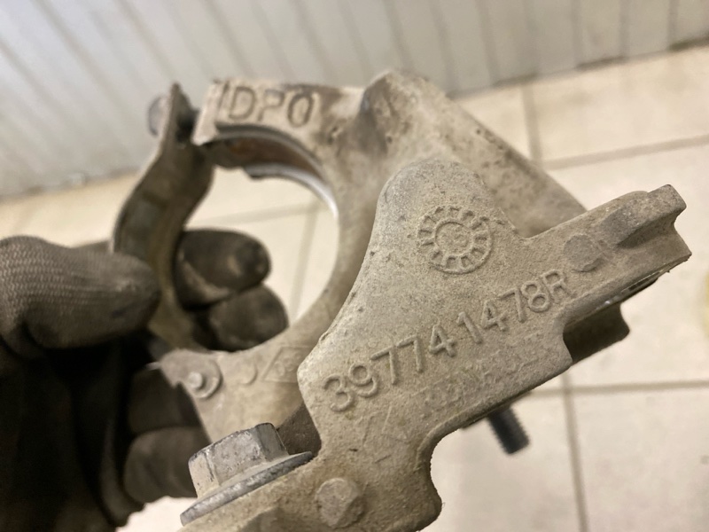 Кронштейн переднего бампера