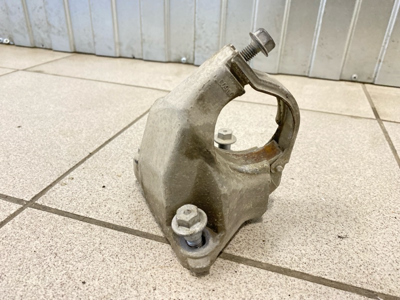 Кронштейн переднего бампера