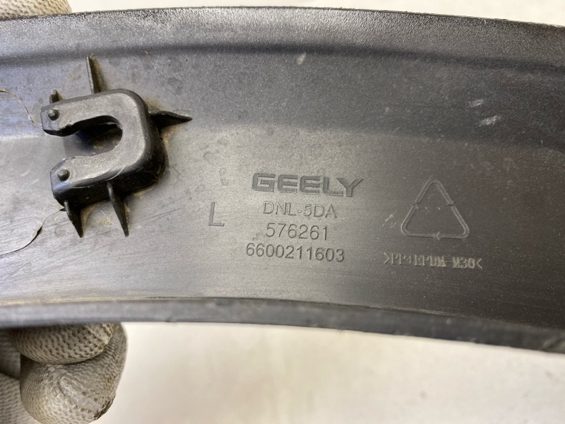 Накладка заднего крыла левого