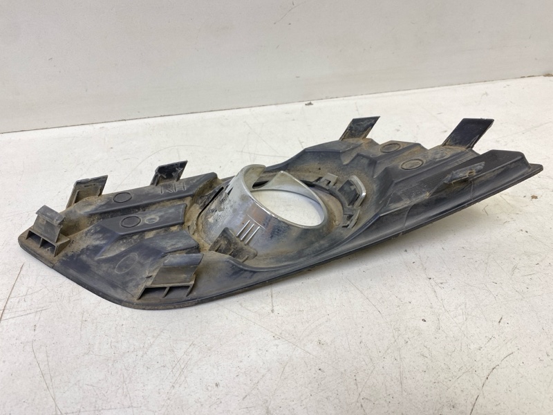 Рамка противотуманной фары правой