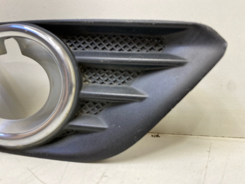 Рамка противотуманной фары правой