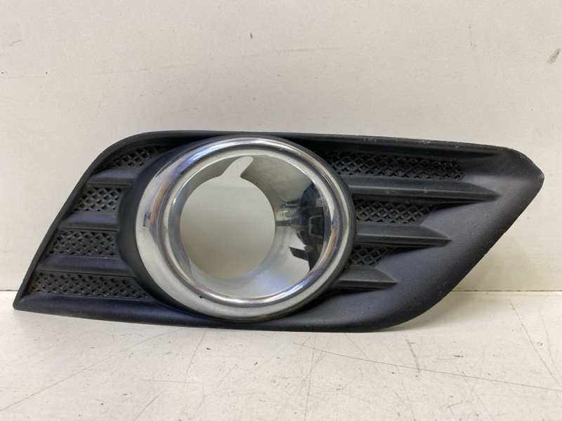 Рамка противотуманной фары правой