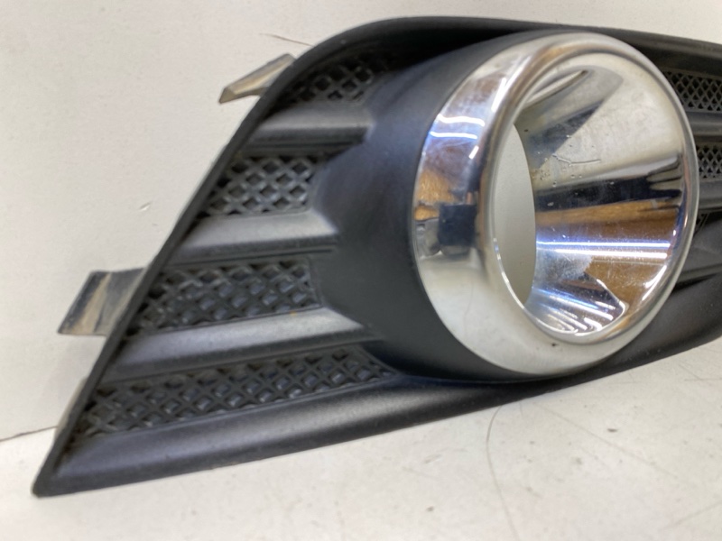 Рамка противотуманной фары правой