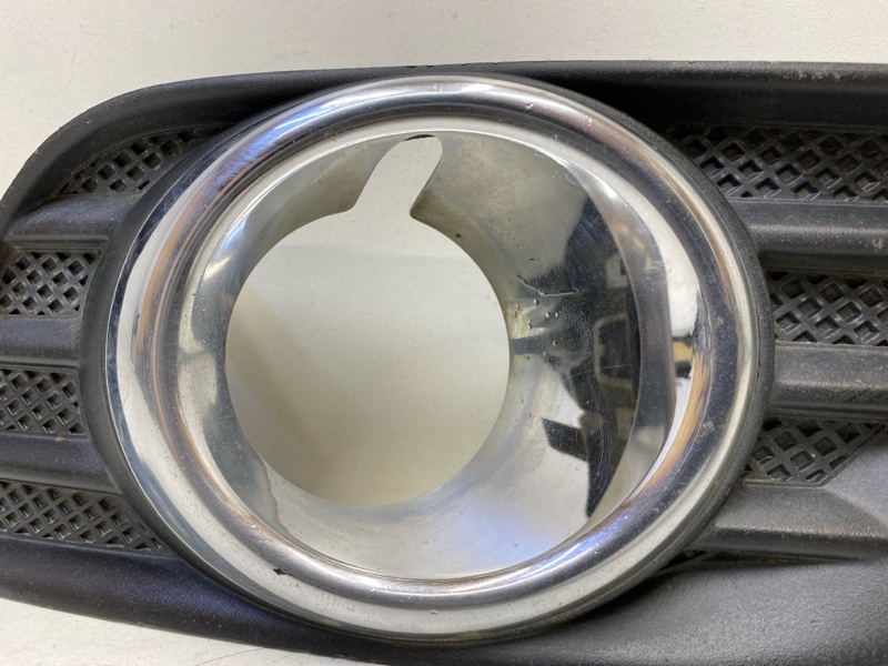 Рамка противотуманной фары правой