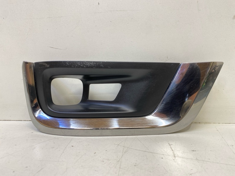 Рамка противотуманной фары правой