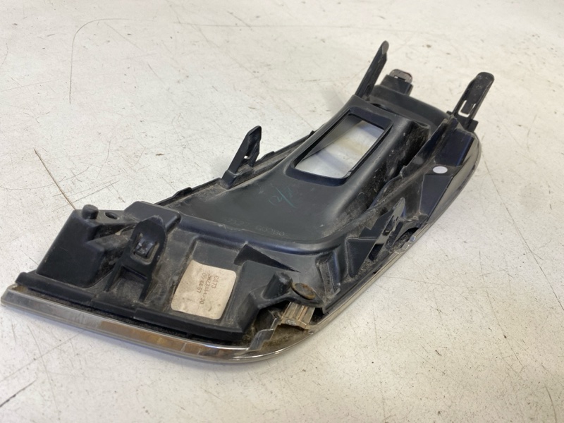 Рамка противотуманной фары правой