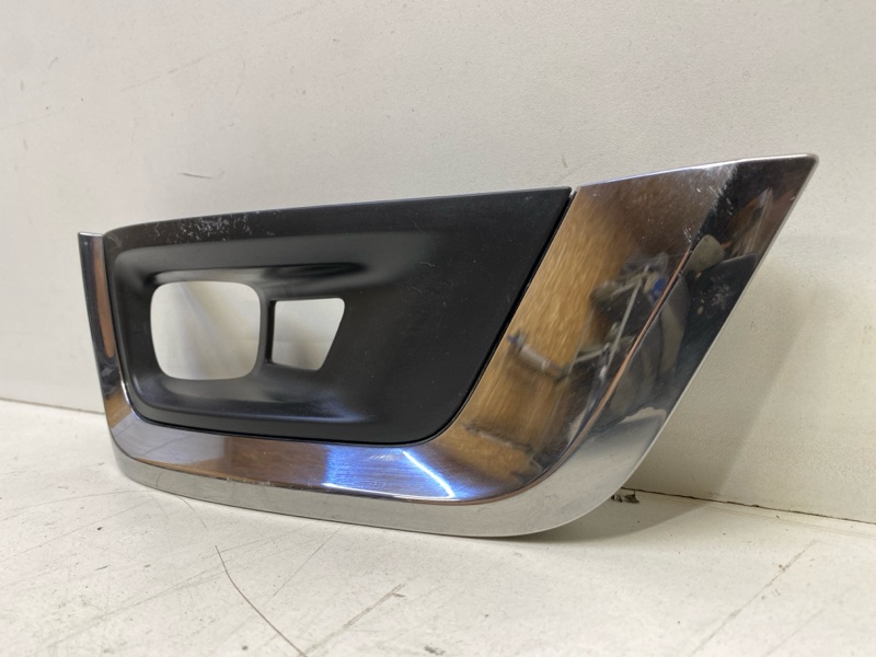 Рамка противотуманной фары правой