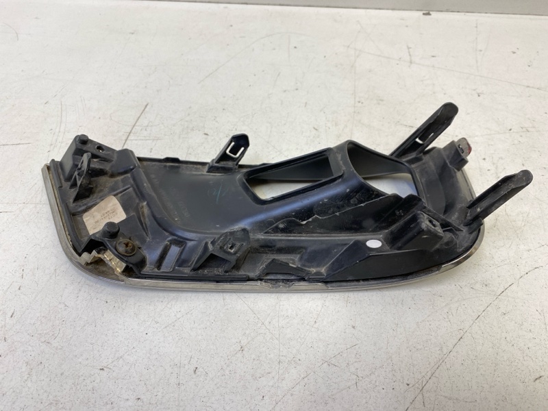 Рамка противотуманной фары правой