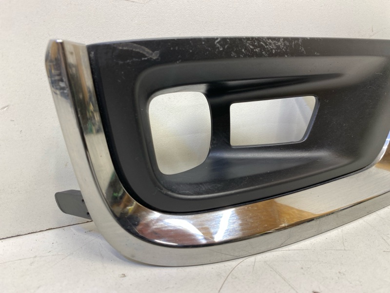 Рамка противотуманной фары правой