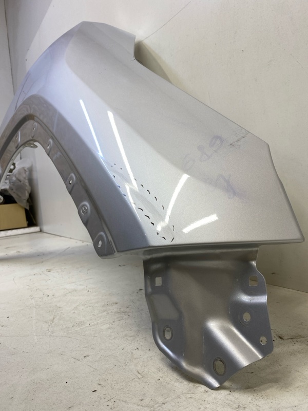 Крыло переднее правое