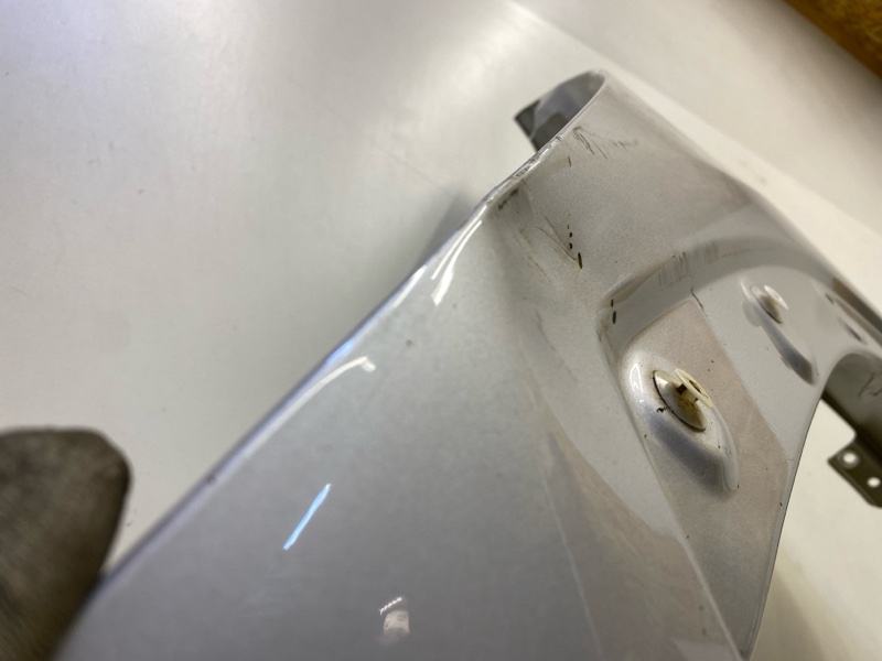 Крыло переднее правое