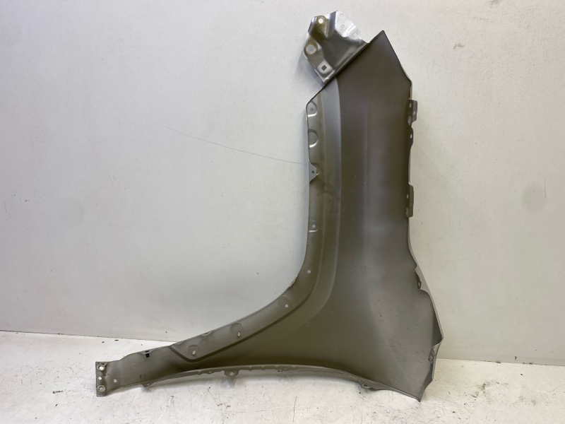 Крыло переднее правое