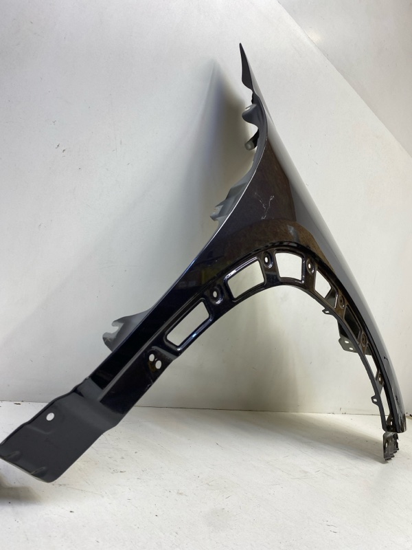 Крыло переднее правое