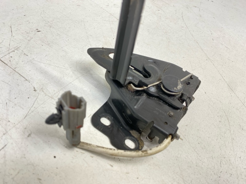 Замок капота