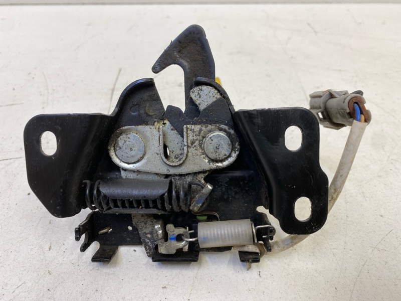 Замок капота