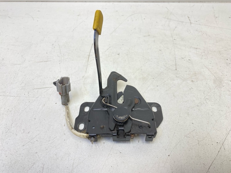 Замок капота