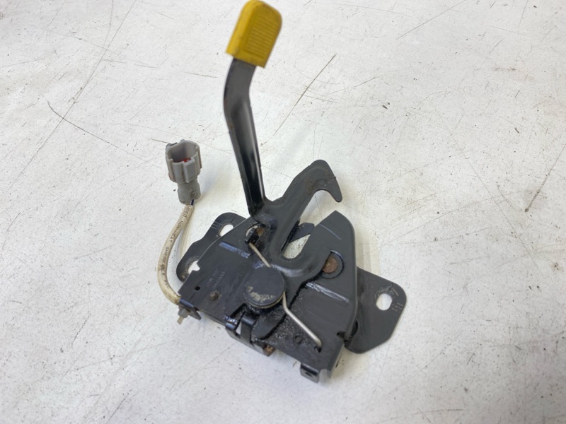 Замок капота