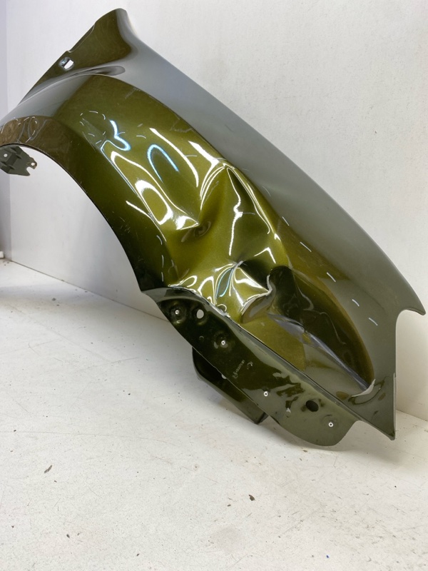 Крыло переднее правое