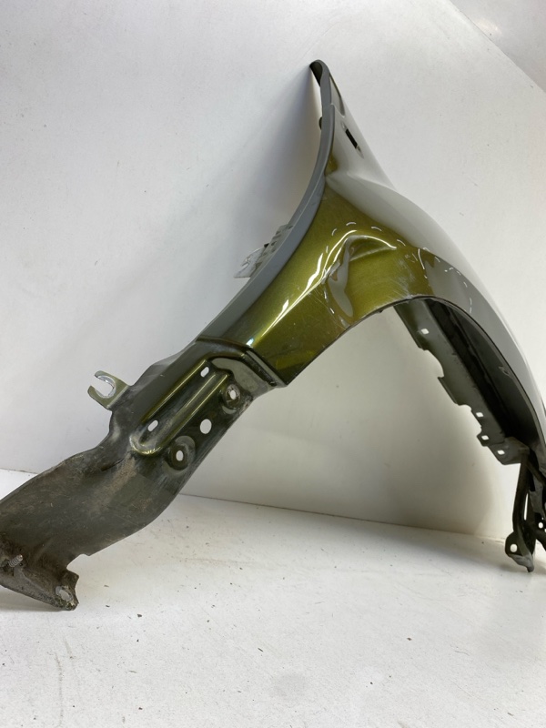 Крыло переднее правое