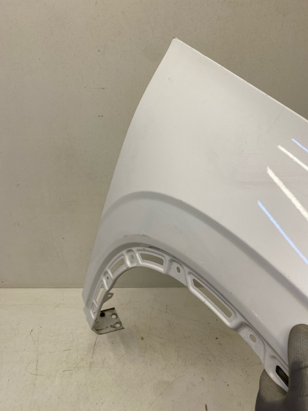 Крыло переднее правое