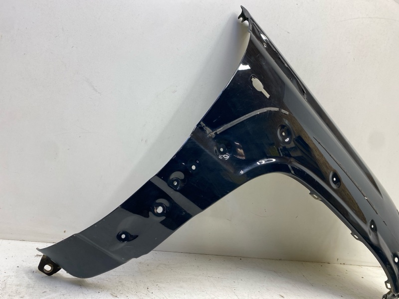 Крыло переднее правое