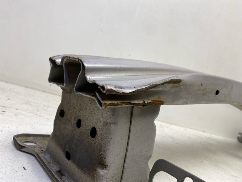 Усилитель переднего бампера