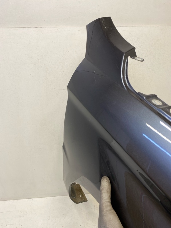 Крыло переднее правое