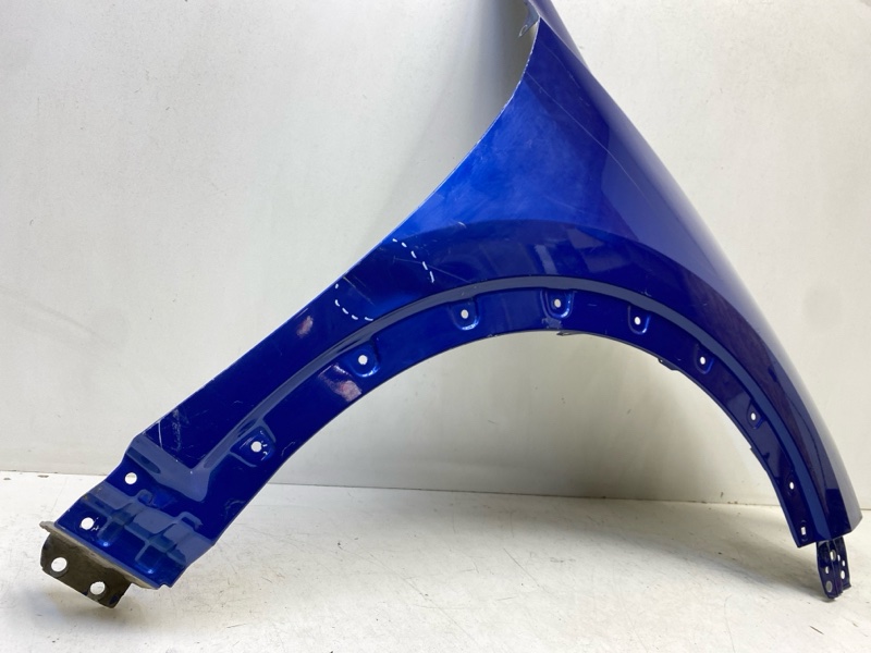 Крыло переднее правое