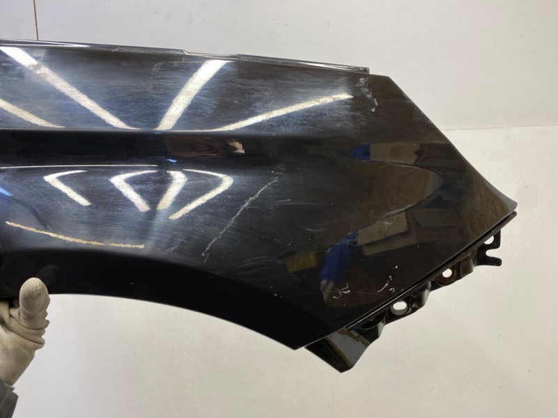 Крыло переднее правое