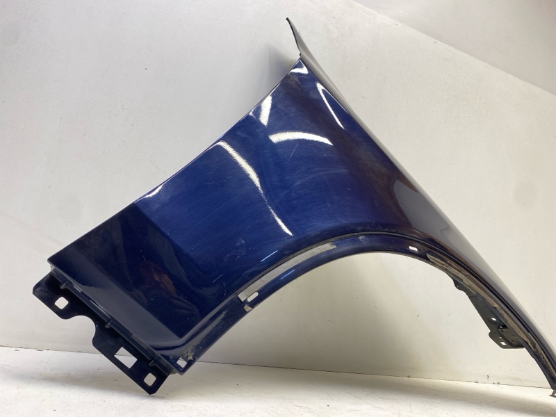 Крыло переднее правое