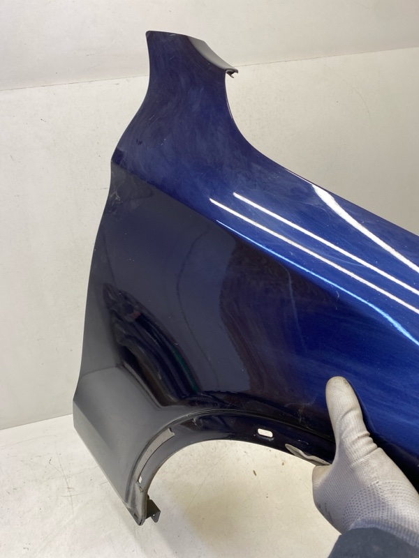 Крыло переднее правое