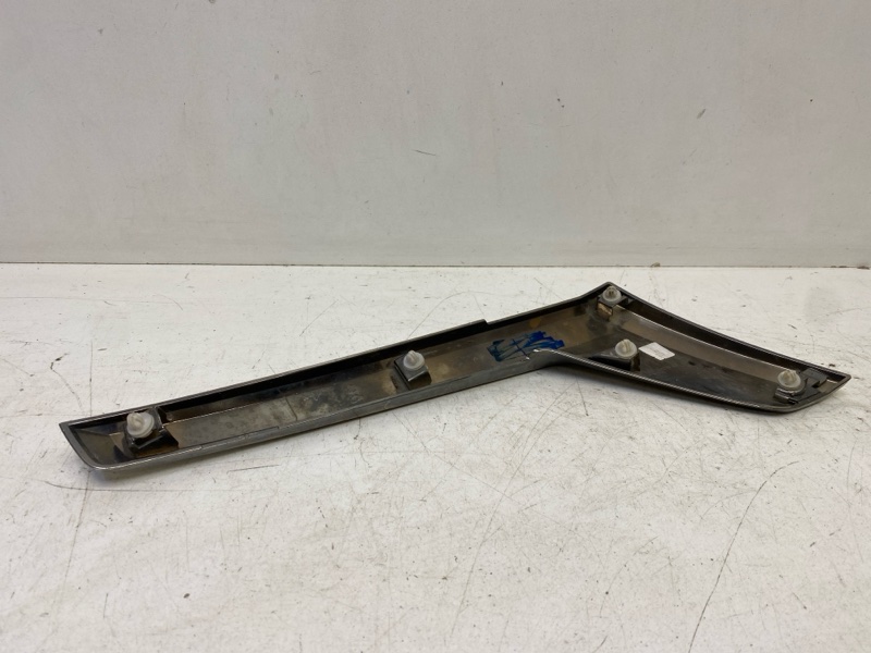 Молдинг переднего бампера левый