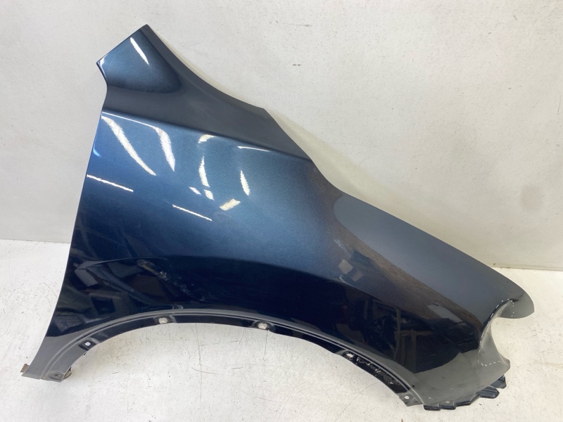 Крыло переднее правое