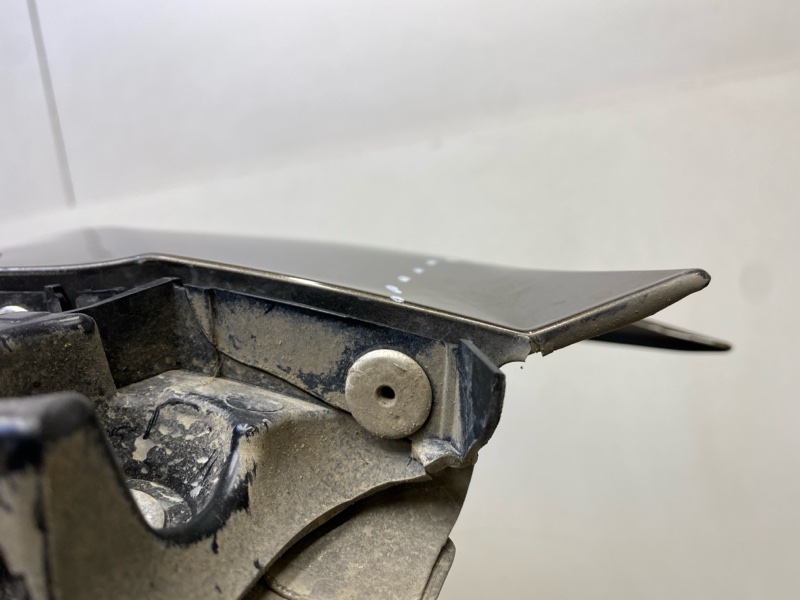 Крыло переднее правое