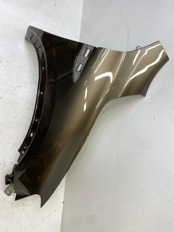 Крыло переднее правое