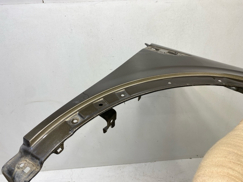 Крыло переднее правое