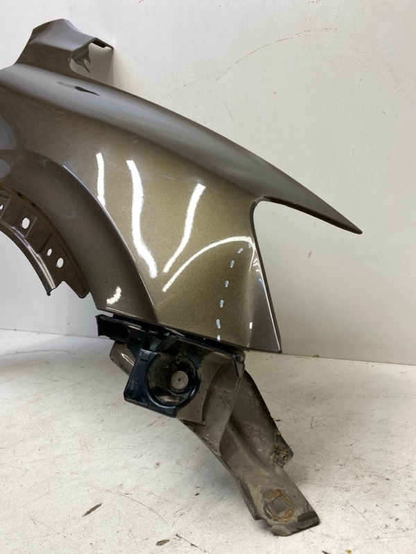 Крыло переднее правое