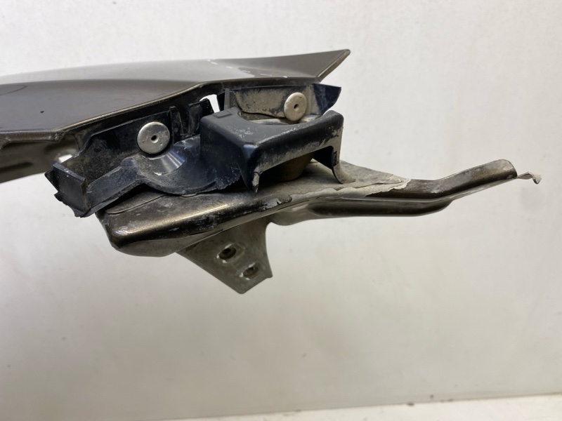 Крыло переднее правое