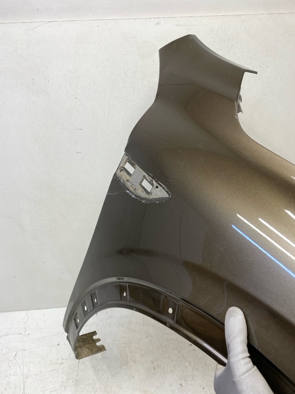 Крыло переднее правое