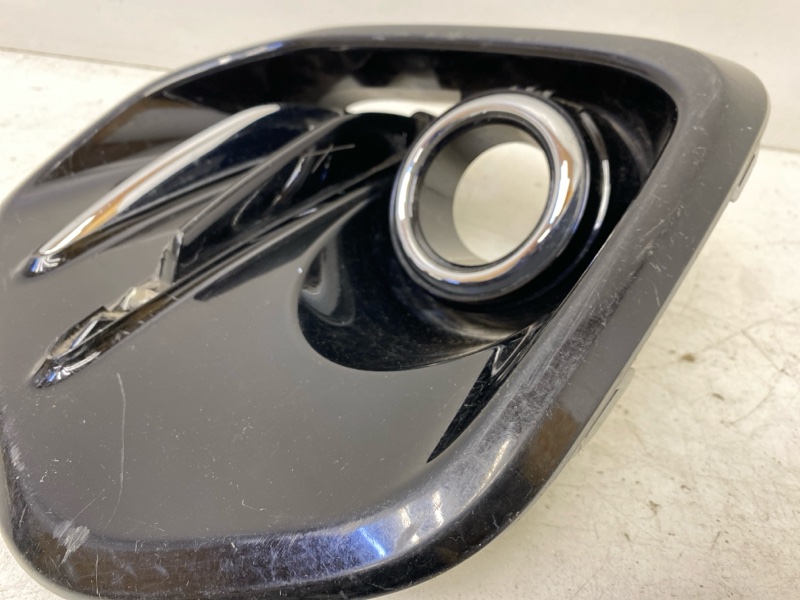 Рамка противотуманной фары правой