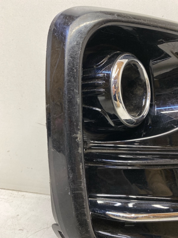 Рамка противотуманной фары правой