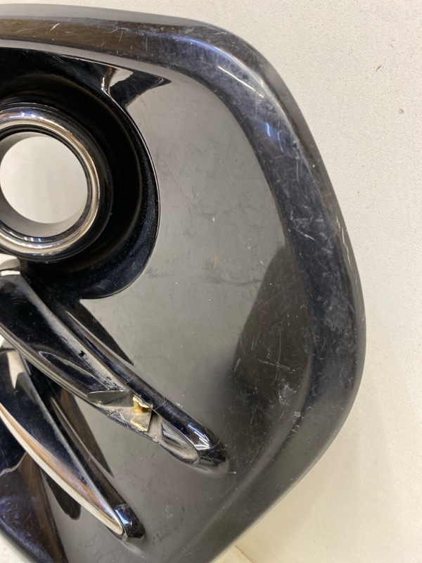 Рамка противотуманной фары правой