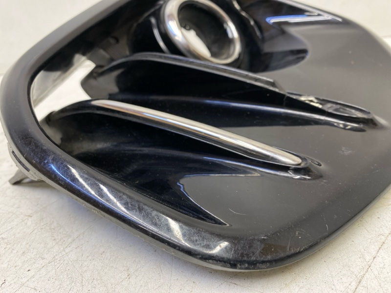 Рамка противотуманной фары правой