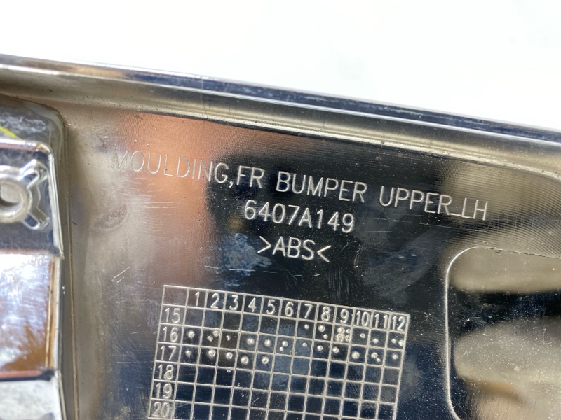 Молдинг переднего бампера левый