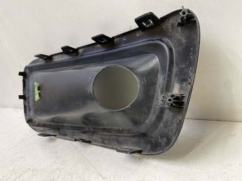 Рамка противотуманной фары правой