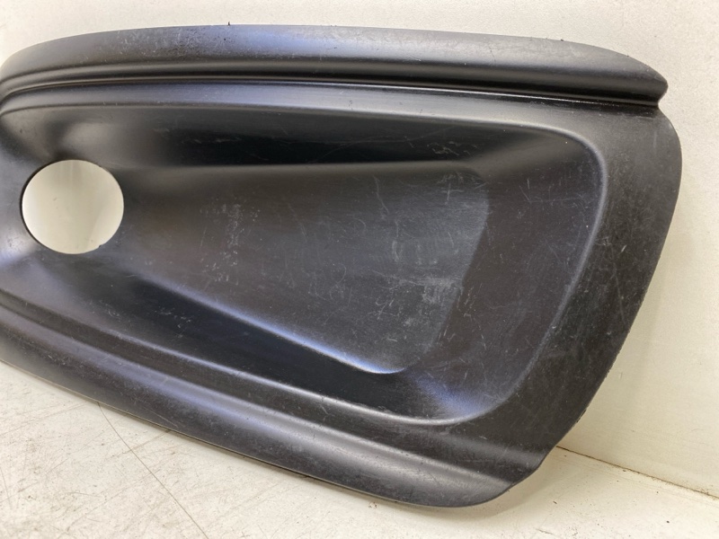 Рамка противотуманной фары правой