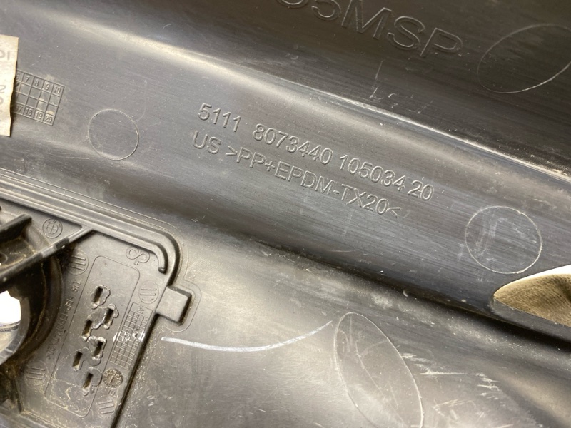 Рамка противотуманной фары правой