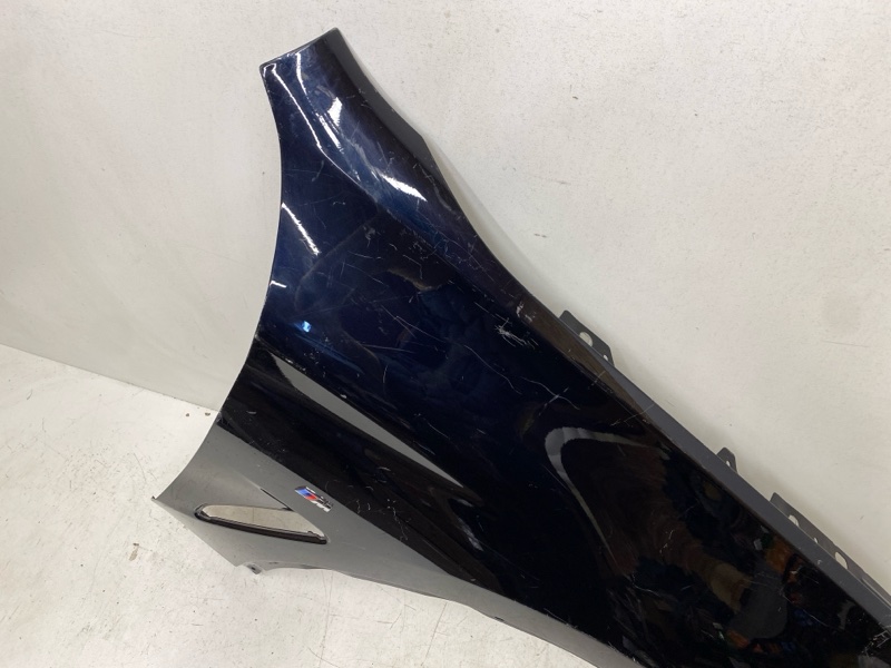 Крыло переднее правое